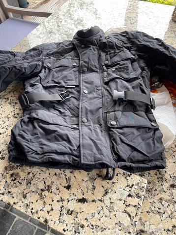 Wind en waterdichte jassen( 1xlarge & 1x Medium) beschikbaar voor biedingen