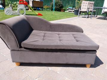 Opklapbare hondenzetel met opbergruimte.   beschikbaar voor biedingen