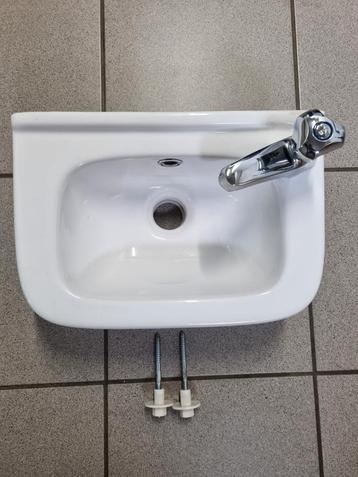 Lavabo met koudwaterkraan beschikbaar voor biedingen