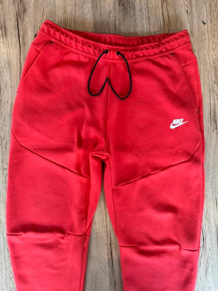 Pantalon de survêtement Nike rouge - style Tech Fleece, Kleding | Dames, Sportkleding, Zo goed als nieuw, Rood, Ophalen