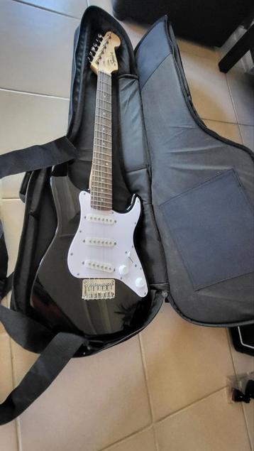 Squier Mini Strat V2 BK IL Bundle 3/4de gitaar, Muziek en Instrumenten, Ophalen, Zo goed als nieuw