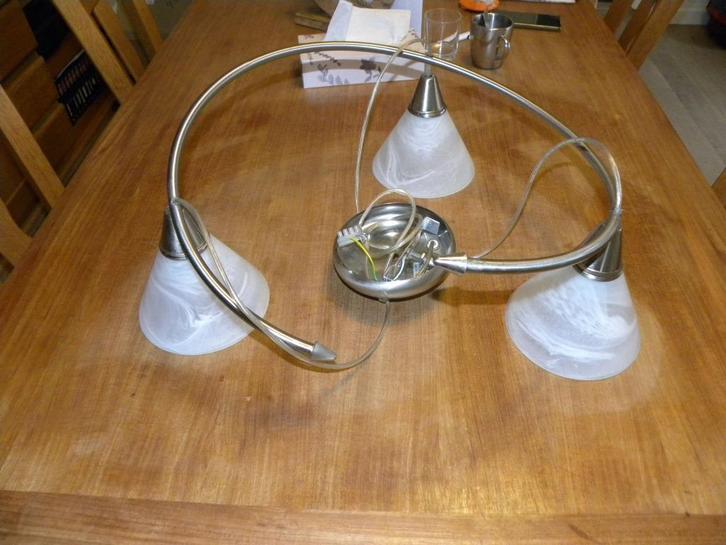 igst hanglamp met 3 wit gevlamde glazen houder rvs kleur, Huis en Inrichting, Lampen | Hanglampen, Zo goed als nieuw, 50 tot 75 cm