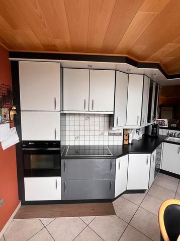 Complete keuken met kookplaat en oven beschikbaar voor biedingen