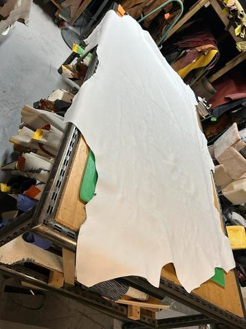 Witte kleur halve huid 1.4 mm dikte soepel en glad nr 1 beschikbaar voor biedingen