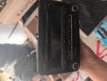 Originele radio uit een vw jetta van 2013 beschikbaar voor biedingen