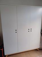 Kinderkamer kledingkast 3 deurs - wit met houtaccent, Huis en Inrichting, Zo goed als nieuw, Ophalen