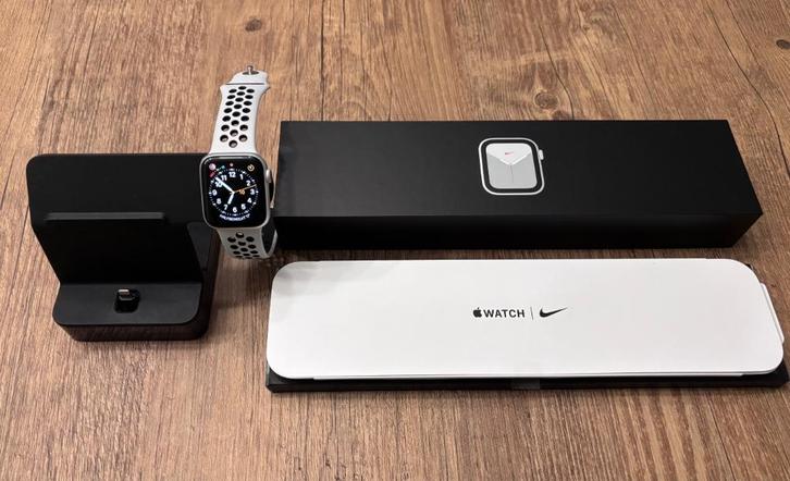Apple Watch 5 Nike 40mm - zilver, Handtassen en Accessoires, Smartwatches, Gebruikt, iOS, Zilver, GPS, Hartslag, Kompas, Stappen