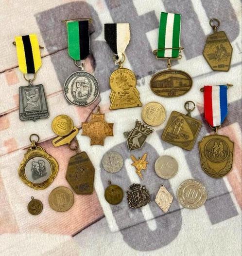 Diverse 22 medaille lintjes munten wielrennen vierdaagse ect, Postzegels en Munten, Penningen en Medailles, Ophalen of Verzenden