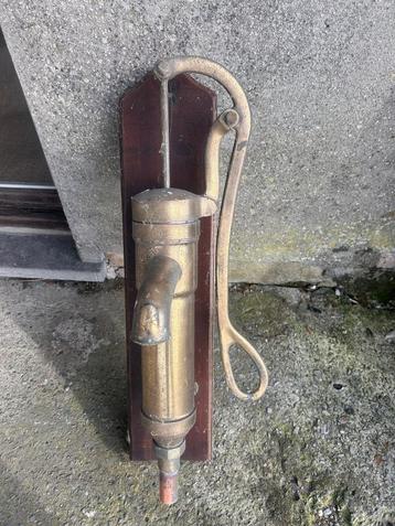 verkoperde waterpomp beschikbaar voor biedingen