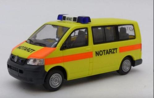 1:87 Rietze 51818 VW T5 KR Notarzt Salzlandkreis ambulance, Hobby & Loisirs créatifs, Voitures miniatures | 1:87, Comme neuf, Autres types
