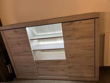 Verlichte, houten wandkast, zo goed als nieuw (deel v. set) beschikbaar voor biedingen