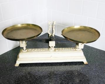 Oude balans weegschaal beschikbaar voor biedingen