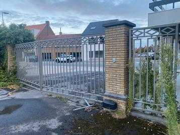 Stalen poort met motor en bijhorend poortje beschikbaar voor biedingen