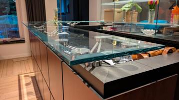 mooi dik glas: glazen bar + vitrinekast modern  beschikbaar voor biedingen
