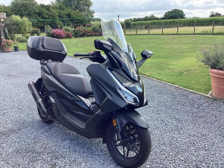 Honda Forza 350 bouwjaar 2/2023 als nieuw, Motoren, Motoren | Honda, Particulier, Scooter, 12 t/m 35 kW, 2 cilinders, ABS, Ophalen