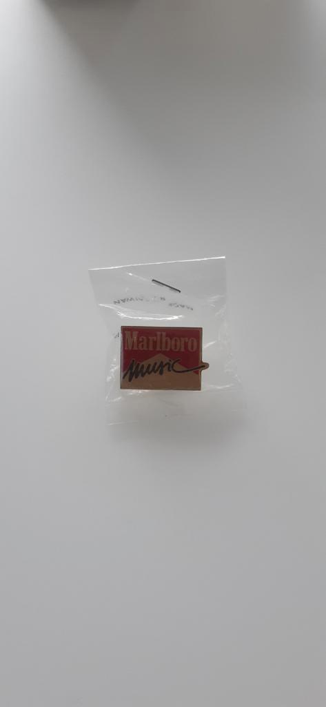 Marlboro Music – Vintage Pin Badge / Speldje - NIEUW in verp, Verzamelen, Speldjes, Pins en Buttons, Ophalen of Verzenden