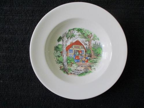 OUD  kinderbordje Sprookje gemaakt  P . Regout & co  Maastr, Huis en Inrichting, Keuken | Servies, Zo goed als nieuw, Bord(en)