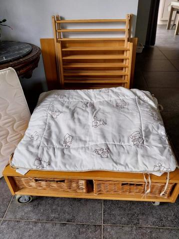 Park op wielen en rieten manden beschikbaar voor biedingen