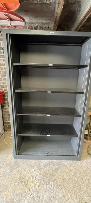 Stevige metalen opbergkast met schuifdeuren beschikbaar voor biedingen
