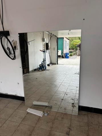 Grote spiegel beschikbaar voor biedingen