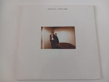 Autocollant en vinyle Chris Rea Water Sign Pop Rock '80s, Enlèvement ou Envoi, Comme neuf, 12 pouces