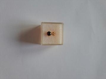 Gouden bedel met klein donker rood steentje beschikbaar voor biedingen