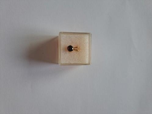 Gouden bedel met klein donker rood steentje, Handtassen en Accessoires, Bedels, Zo goed als nieuw, Goud, Ophalen of Verzenden