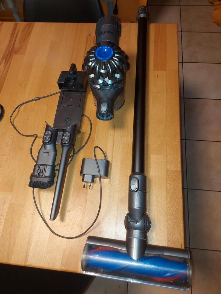 Dyson v6 absolute support mural+ 2embouts +brosse motorisé, Elektronische apparatuur, Stofzuigers, Zo goed als nieuw, Reservoir