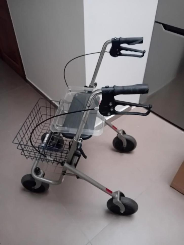 Opvouwbare rollator met 4 wielen. Voorzien van een uitneemba, Diversen, Rollators, Ophalen