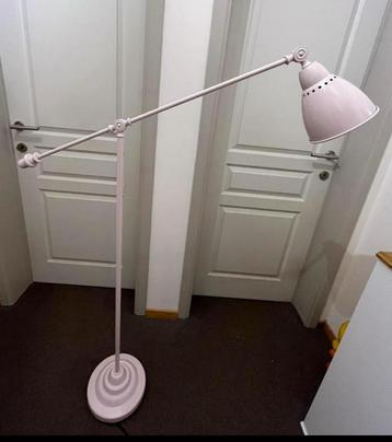 Vloerlamp zacht roze kleur (vaste prijs) beschikbaar voor biedingen
