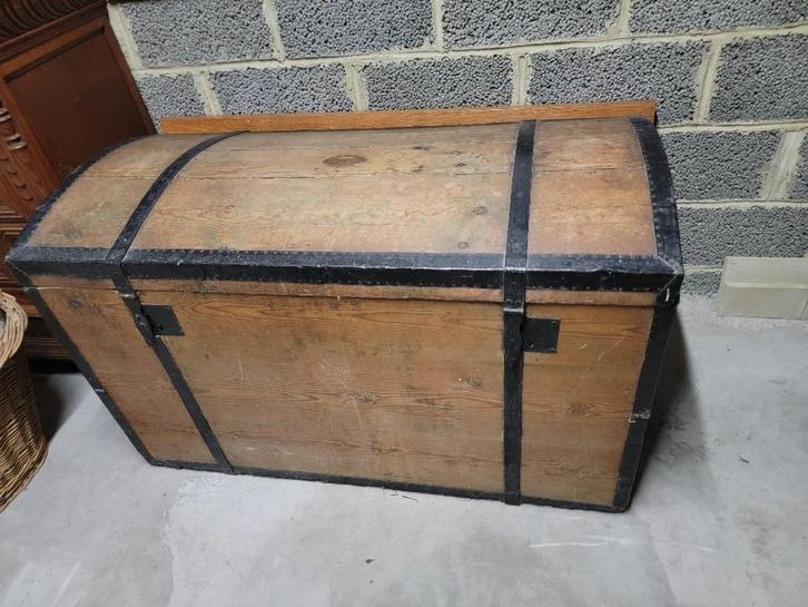 Grand coffre ancien, Huis en Inrichting, Woonaccessoires | Kisten, 50 tot 75 cm, 50 tot 75 cm, 100 tot 150 cm, Ophalen