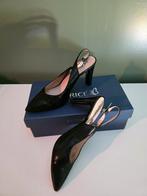 Caprice pump met riempje, Enlèvement