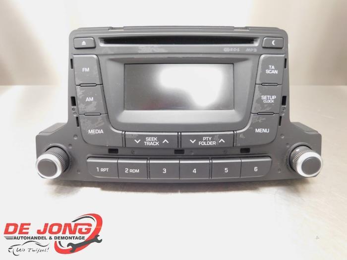 Radio CD Speler van een Hyundai I10, Auto-onderdelen, Elektronica en Kabels, Hyundai, Gebruikt, 3 maanden garantie, Ophalen of Verzenden