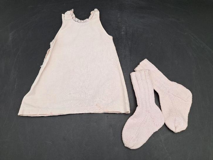 oud roze poppen onderjurk met sokjes, jaren 50, Collections, Poupées, Comme neuf, Vêtements, Enlèvement ou Envoi