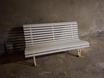 Witte tuinbank beschikbaar voor biedingen