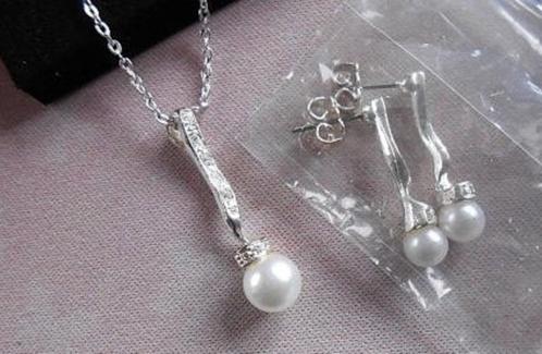 AVON: Fijne, elegante, verfijnde set, Handtassen en Accessoires, Kettingen, Nieuw, Zilver, Zilver, Ophalen of Verzenden