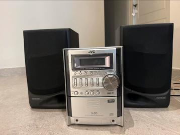 Chaîne stéréo JVC, comprenant 2 haut-parleurs Kenwood