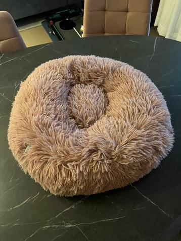 Zalmroze honden/kattenmand beschikbaar voor biedingen