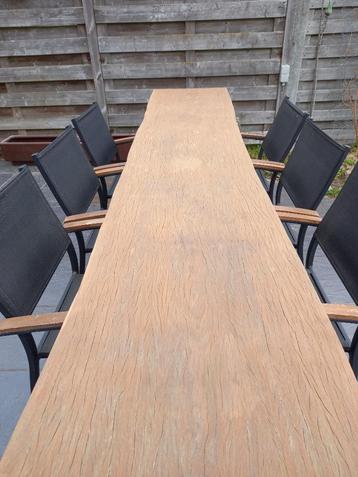 robuuste buitentafel beschikbaar voor biedingen