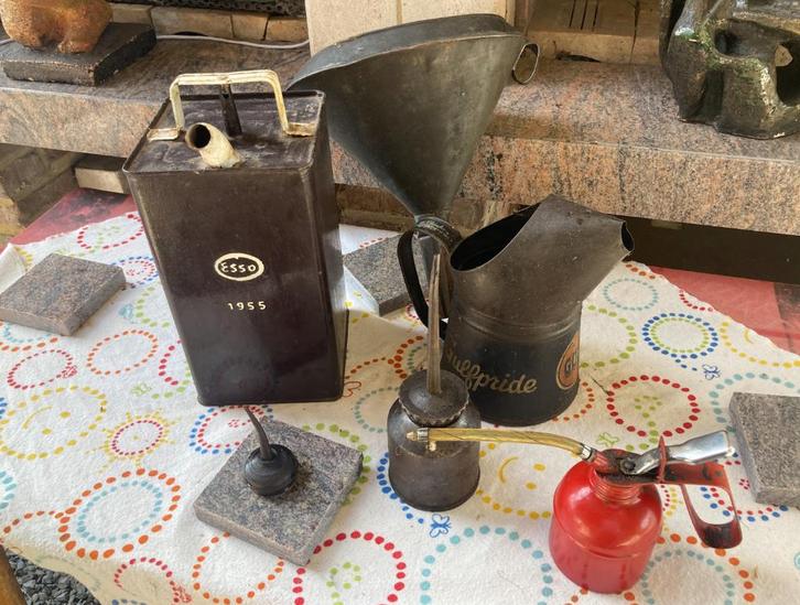 Vintage oliekannen & olieblikken (Esso 1955, enz.), Verzamelen, Merken en Reclamevoorwerpen, Ophalen of Verzenden