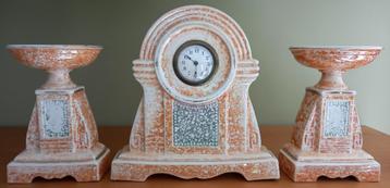 AMC schouwklok met schouwgarnituur, oranje-wit-groene kleur beschikbaar voor biedingen