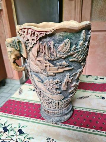 Vase éléphant beschikbaar voor biedingen