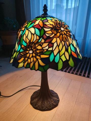 Lampe de table Tifanny Medium avec fleurs 3D. 