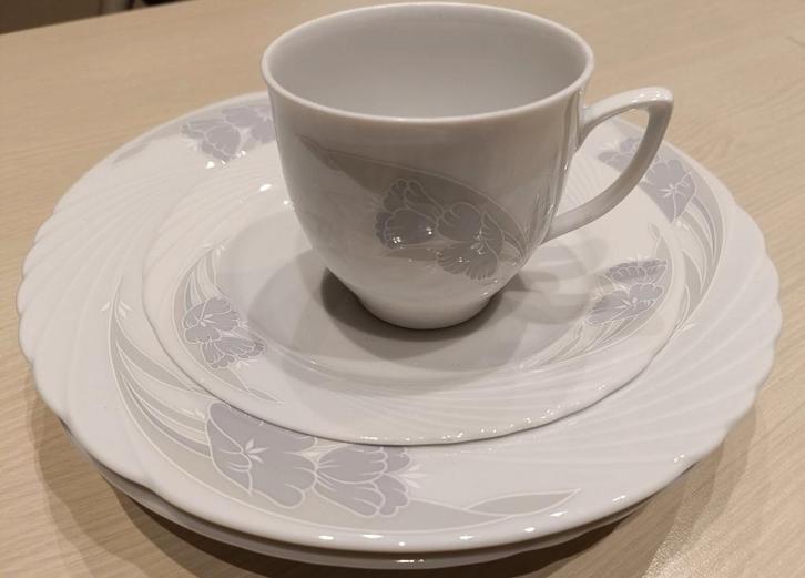 Wit porselein met blauw/grijs bloempje, Verzamelen, Porselein, Kristal en Bestek, Zo goed als nieuw, Porselein, Ophalen