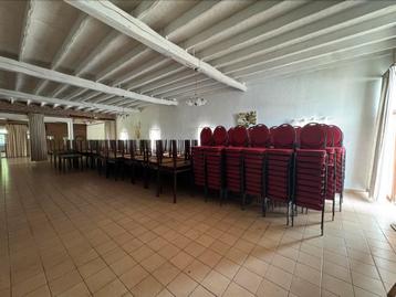 Tafels (93) en stoelen (300) Feestzaal/Restaurant/Horeca beschikbaar voor biedingen