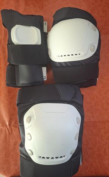 Set de  3 protections NEUF  beschikbaar voor biedingen