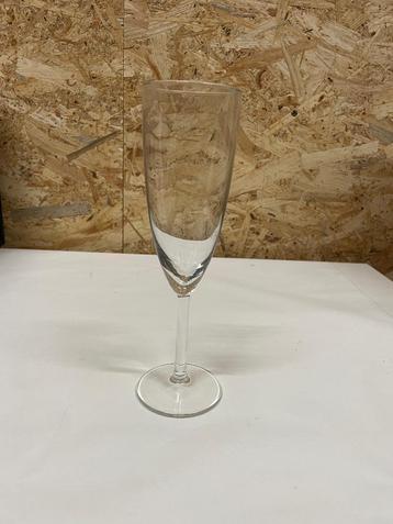 33 flûtes a champagne  4 verres à eau beschikbaar voor biedingen