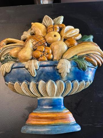 Muurreliëf van geëmailleerd aardewerk — Fruitschaal beschikbaar voor biedingen