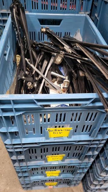 Partij ruitenwissers, ruitenwissermotoren en onderdelen beschikbaar voor biedingen