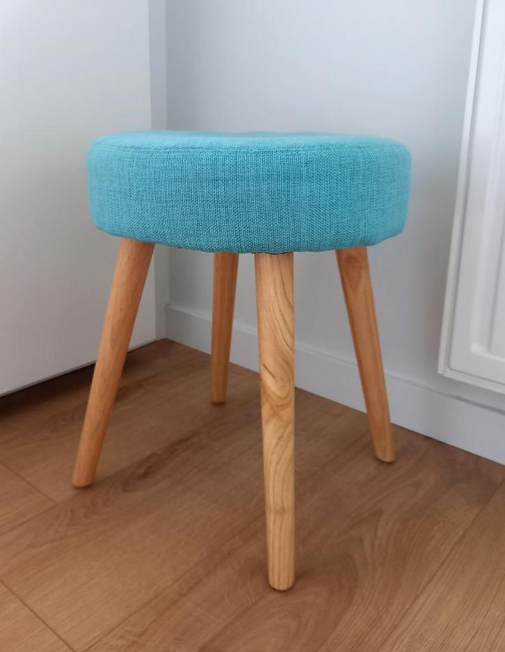 TRENDY KRUKJE MET HOUTEN POTEN, Huis en Inrichting, Krukjes, Gebruikt, Ophalen